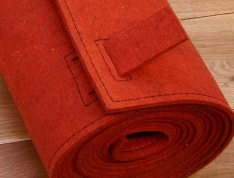 Filt sæde udrullet på trappe